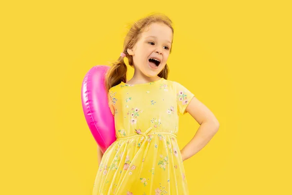 Όμορφο συναισθηματικό κοριτσάκι απομονώθηκε σε κίτρινο φόντο — Φωτογραφία Αρχείου
