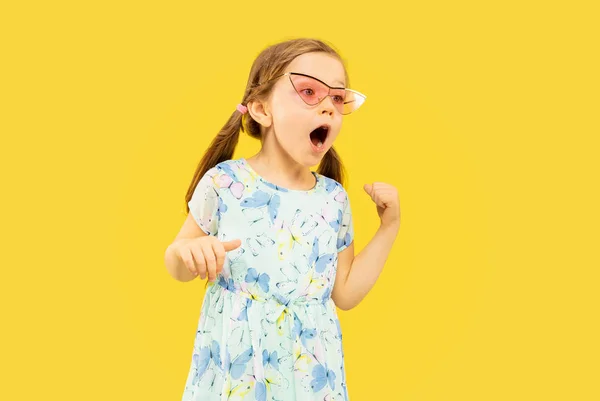 Linda menina emocional isolado no fundo amarelo — Fotografia de Stock