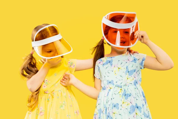 Όμορφα συναισθηματικά μικρά κορίτσια απομονώνονται σε κίτρινο φόντο — Φωτογραφία Αρχείου