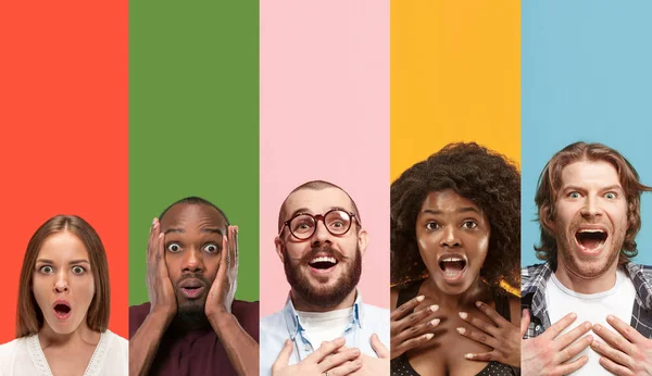 Jovens pessoas atraentes olhando espantado em fundo multicolorido — Fotografia de Stock