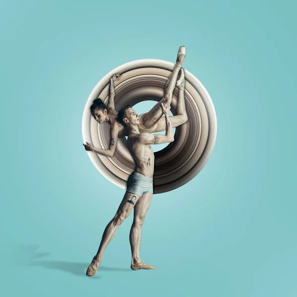 Una pareja de bailarines de ballet bailando sobre un estudio azul. Belleza del ballet clásico . — Foto de Stock