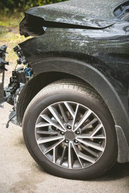 Sokakta ki kazadan sonra modern bir araba kırıldı ve kaza yaptı