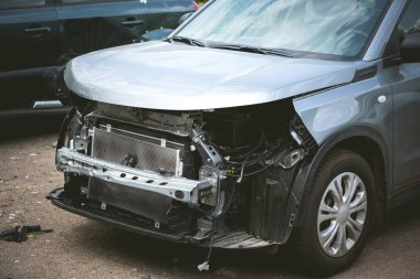 Sokakta ki kazadan sonra modern bir araba kırıldı ve kaza yaptı