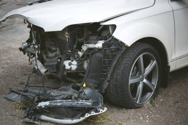 Sokakta ki kazadan sonra modern bir araba kırıldı ve kaza yaptı