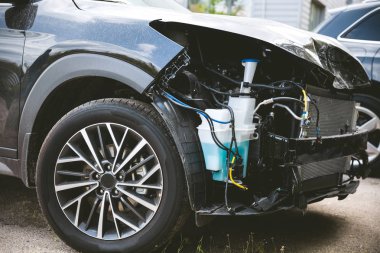 Sokakta ki kazadan sonra modern bir araba kırıldı ve kaza yaptı