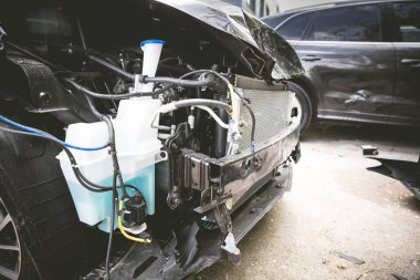 Sokakta ki kazadan sonra modern bir araba kırıldı ve kaza yaptı