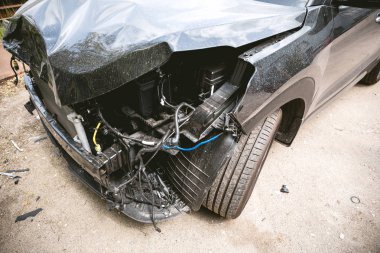 Sokakta ki kazadan sonra modern bir araba kırıldı ve kaza yaptı