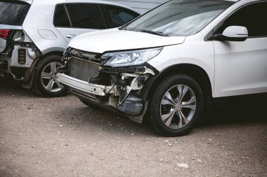 Sokakta ki kazadan sonra modern bir araba kırıldı ve kaza yaptı