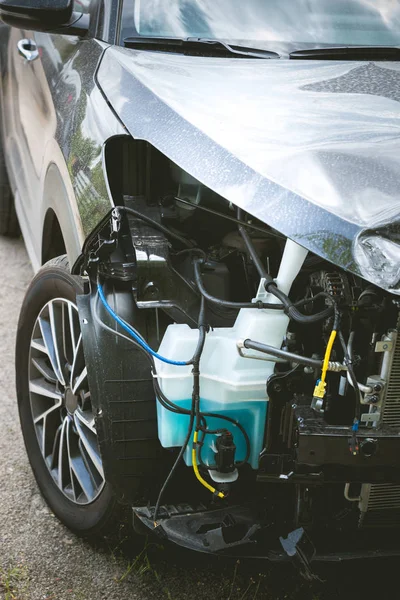 Sokakta ki kazadan sonra modern bir araba kırıldı ve kaza yaptı