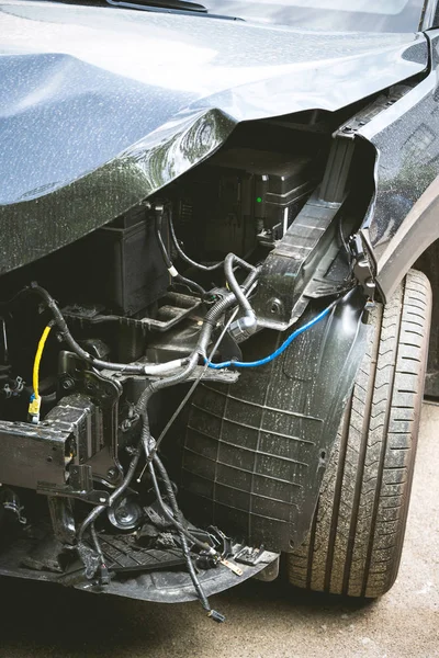 Sokakta ki kazadan sonra modern bir araba kırıldı ve kaza yaptı