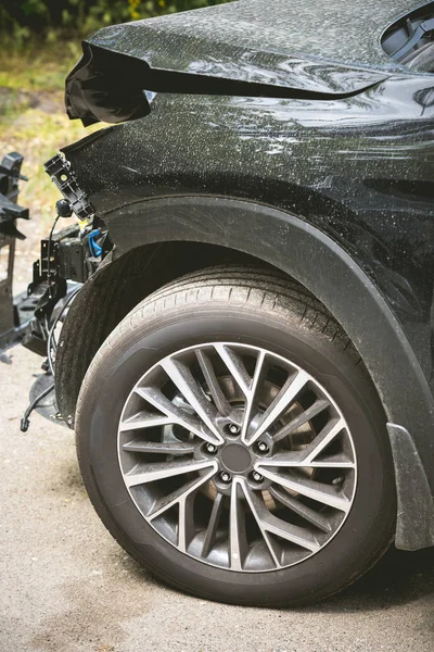 Sokakta ki kazadan sonra modern bir araba kırıldı ve kaza yaptı