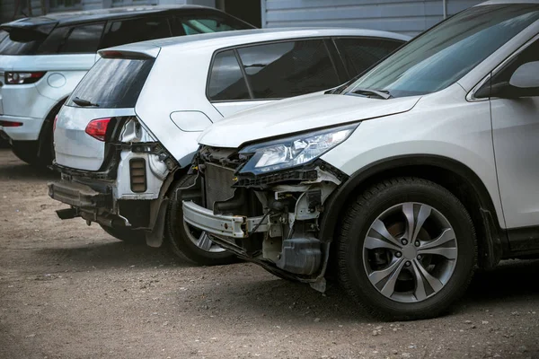 Sokakta ki bir kaza dan sonra kırık ve çöktü modern arabalar