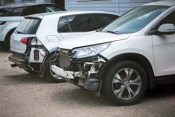 Sokakta ki bir kaza dan sonra kırık ve çöktü modern arabalar