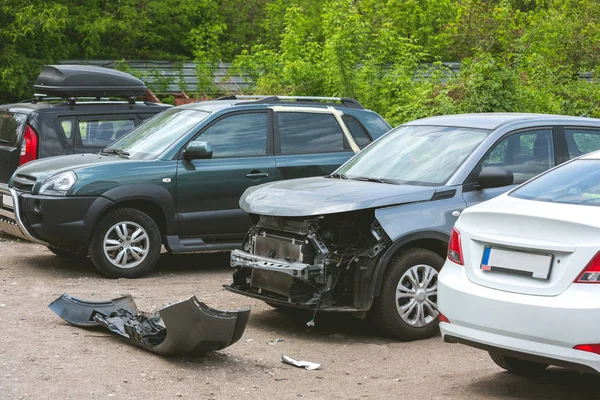 Broken and crashed modern cars after an accident on street — Stock Photo, Image