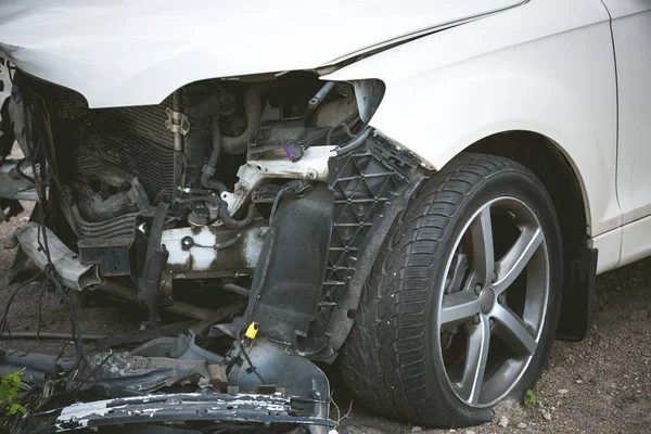 Sokakta ki kazadan sonra modern bir araba kırıldı ve kaza yaptı