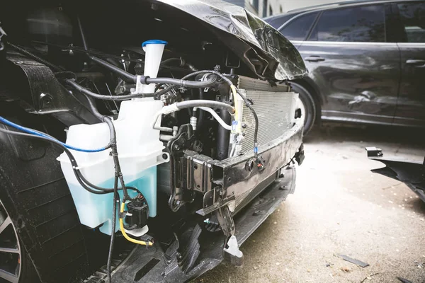 Sokakta ki kazadan sonra modern bir araba kırıldı ve kaza yaptı