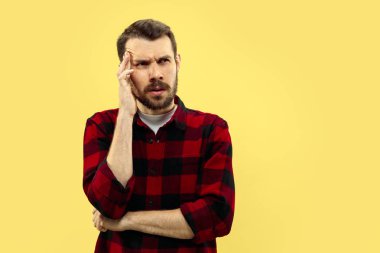 Sarı arka plan üzerinde genç adamın yarım uzunlukta yakın portre.