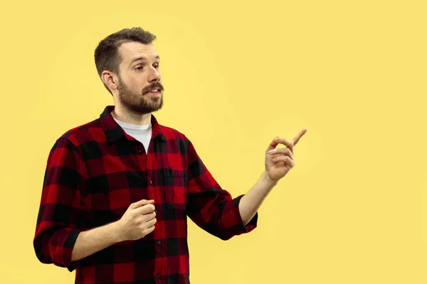 Halblanges Porträt eines jungen Mannes auf gelbem Hintergrund. — Stockfoto