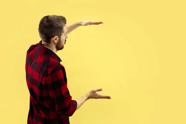 Half-length close up portrait of young man on yellow background. — Stock Photo, Image