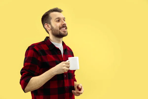 Media longitud primer plano retrato de hombre joven sobre fondo amarillo . — Foto de Stock