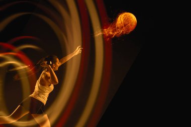 Koyu stüdyo arka planda tenis oynayan genç kadının tam uzunlukta portre