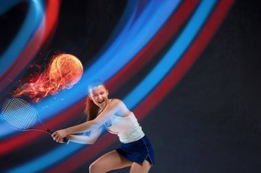 Koyu stüdyo arka planda tenis oynayan genç kadının tam uzunlukta portre