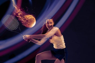 Koyu stüdyo arka planda tenis oynayan genç kadının tam uzunlukta portre