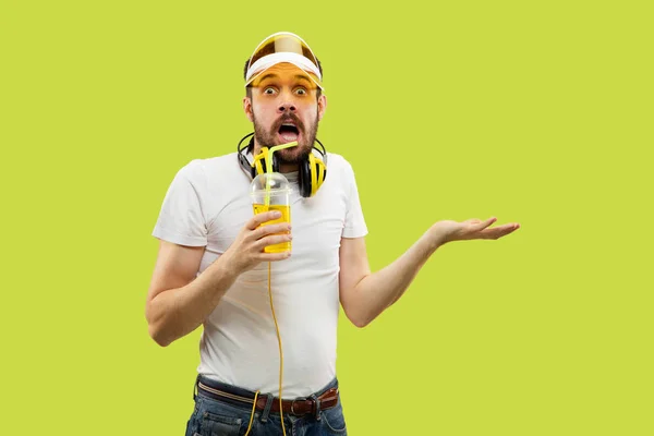 Halblanges Porträt eines jungen Mannes auf gelbem Hintergrund — Stockfoto