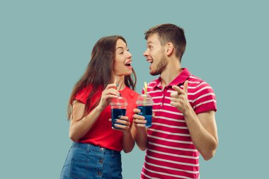 Güzel çift mavi stüdyo arka plan izole