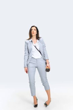 Genç kadın işe buruşuk ve dağınık geliyor.