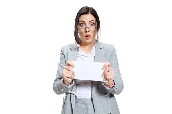 Mujer joven recibiendo un pequeño salario — Foto de Stock