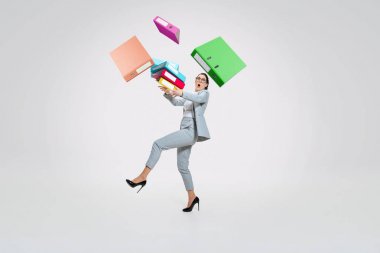 Genç kadın çok çalışıyor ve konsantrasyonunu kaybediyor.