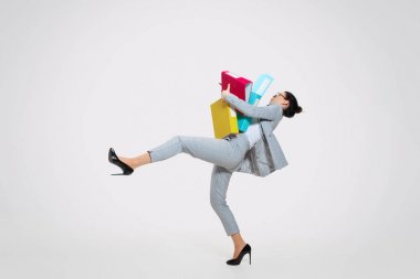 Genç kadın çok çalışıyor ve konsantrasyonunu kaybediyor.