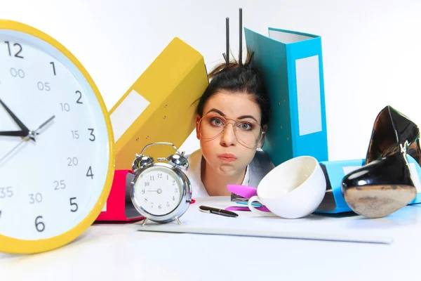 Jonge vrouw krijgt veel werk en deadline — Stockfoto