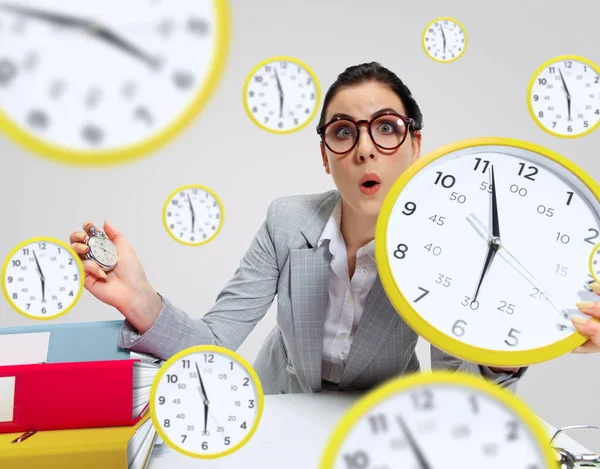 Young woman cant wait to go home from the nasty office — 스톡 사진