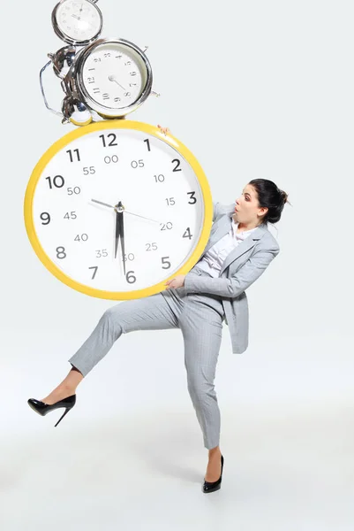 Genç bir kadın çalışma saatlerini ayarlayamaz. — Stok fotoğraf