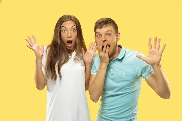 Hermosa pareja aislada en el fondo amarillo del estudio — Foto de Stock