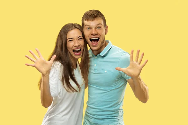 Beau couple isolé sur fond studio jaune — Photo