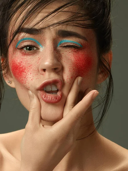 Mooie vrouwelijke gezicht met perfecte huid en heldere make-up — Stockfoto