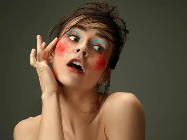 Hermosa cara femenina con piel perfecta y maquillaje brillante —  Fotos de Stock