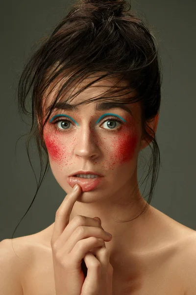 Mooie vrouwelijke gezicht met perfecte huid en heldere make-up — Stockfoto