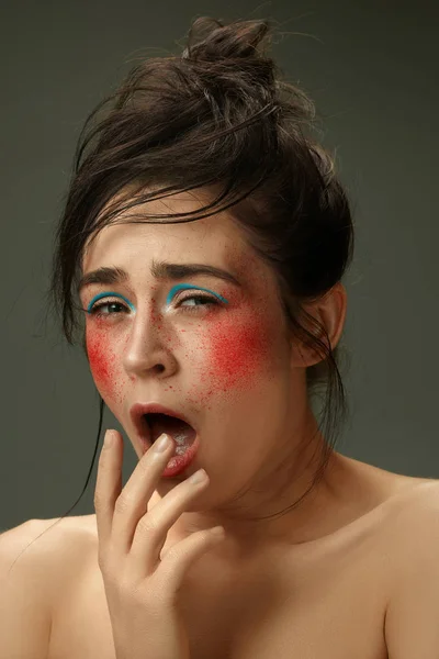 Schönes weibliches Gesicht mit perfekter Haut und hellem Make-up — Stockfoto