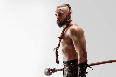 Beyaz stüdyo arka plan izole deri vikings kostüm Man