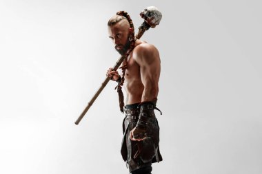 Beyaz stüdyo arka plan izole deri vikings kostüm Man