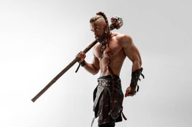 Beyaz stüdyo arka plan izole deri vikings kostüm Man