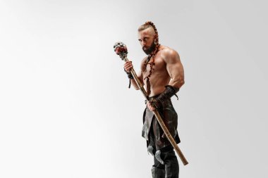 Beyaz stüdyo arka plan izole deri vikings kostüm Man