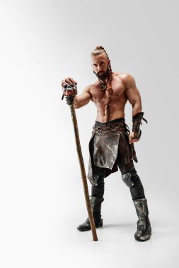 Beyaz stüdyo arka plan izole deri vikings kostüm Man