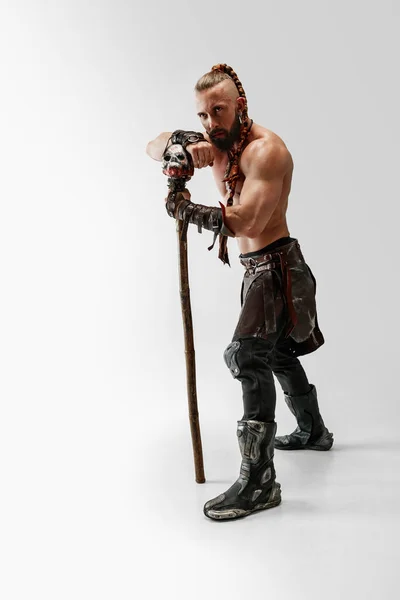 Férfi bőr vikingek jelmez izolált fehér stúdió háttér — Stock Fotó