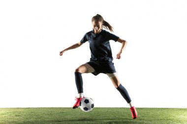Kadın futbolcu tekme topu beyaz arka plan üzerinde izole