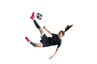 Kadın futbolcu tekme topu beyaz arka plan üzerinde izole